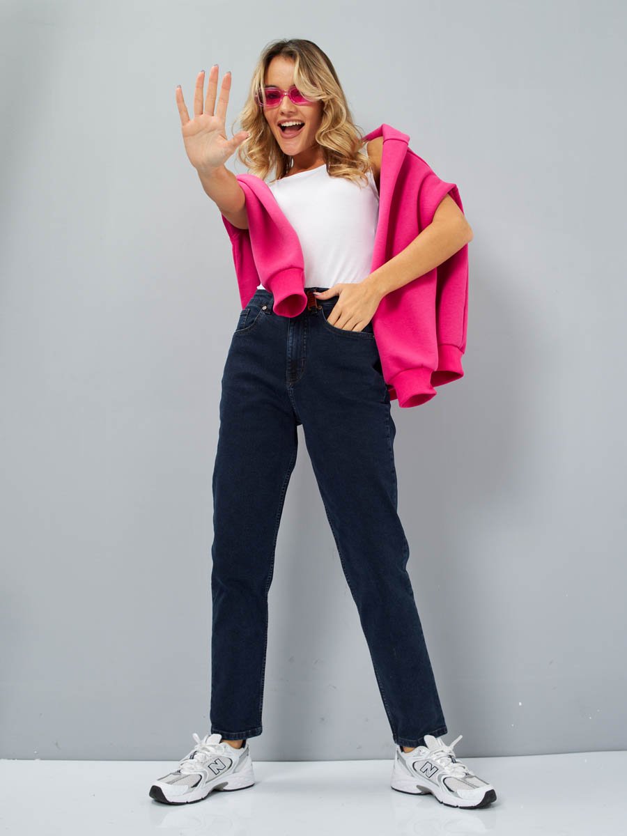 Женские модные джинсы с пятью карманами. Посадка Mom fit (высокая талия), свободные в бедре и зауженные к низу, укороченной длины. Женские модные джинсы с пятью карманами. Посадка Mom fit (высокая талия), свободные в бедре и зауженные к низу, укороченной длины.