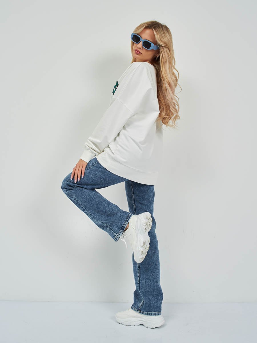 Женские джинсы с пятью карманами. Посадка Regular fit (полуоблегающие по бедру), средняя высота талии спереди и умеренно-высокая сзади, прямые по длине. Женские джинсы с пятью карманами. Посадка Regular fit (полуоблегающие по бедру), средняя высота талии спереди и умеренно-высокая сзади, прямые по длине.