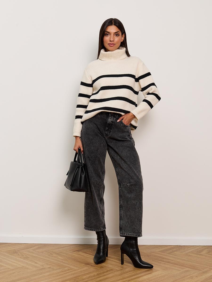 Джинсы Barrel (Бочка) - тренд сезона! Укороченные джинсы модного кроя Barrel с вытачками на коленях создают идеальный объемный силуэт "бочонка" - широкие в бедрах и плавно сужающиеся к низу. Это создает современный и очень стильный образ. Джинсы Barrel (Бочка) - тренд сезона! Укороченные джинсы модного кроя Barrel с вытачками на коленях создают идеальный объемный силуэт "бочонка" - широкие в бедрах и плавно сужающиеся к низу. Это создает современный и очень стильный образ.