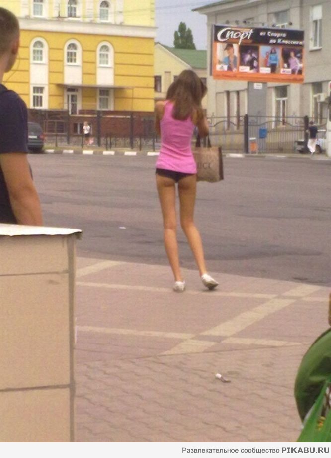 Четыре барышни без стыда и совести мастурбируют днем на улице