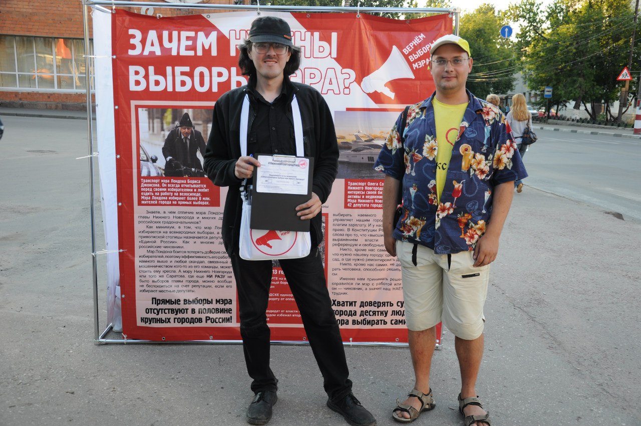 думал, что Зрелые в мини юбках фото я...........вот это строят