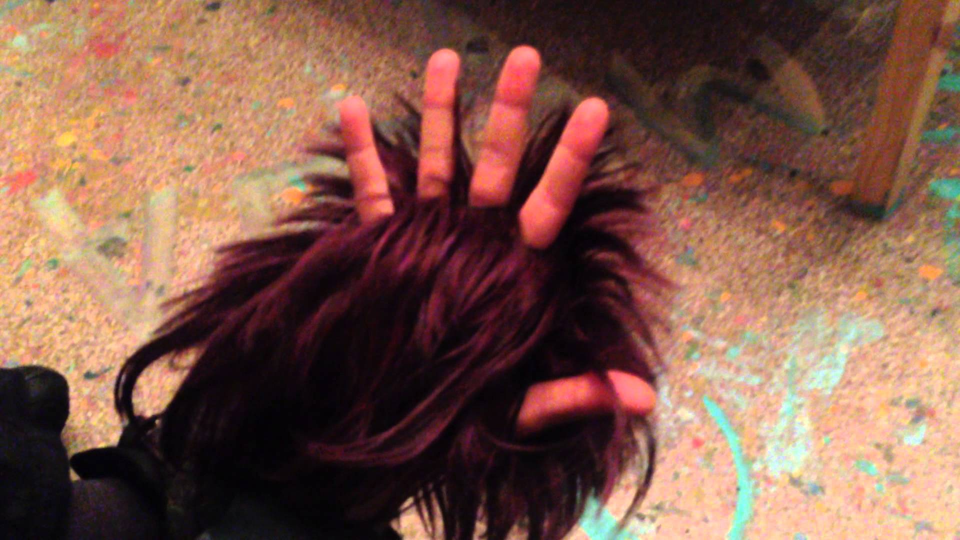 Брюнетка в любительском видео крупным планом дрочит волосатую дырочку