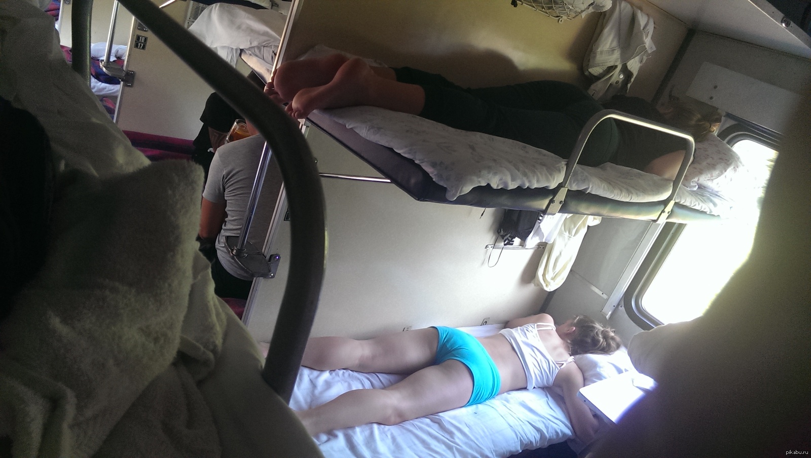 Пьяная девочка трахается с попутчиком в купе поезда