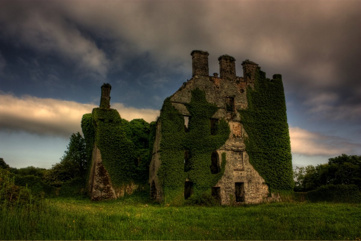 Заброшенный замок Menlo в Ирландии...