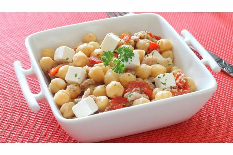 Тёплый салат с нутом и сыром