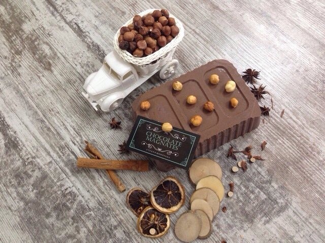 Плитка шоколада 1 кг. Шоколад в брикетах. Шоколад с дробленым орехом. Шоколад 1 кг в брикетах с фундуком. Молочный шоколад 1 кг.