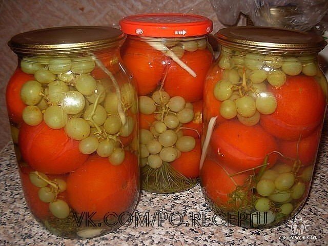 Кислосладкие консервированные помидоры с виноградом