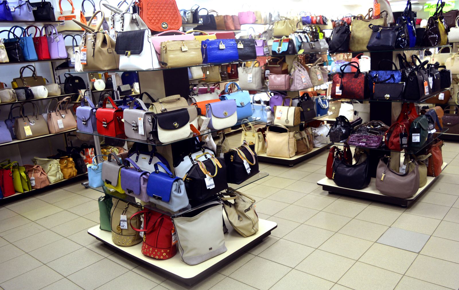 Где в екатеринбурге можно купить недорогую. Отдел сумок. Сумка с рынка. Магазин сумок. Оборудование для женских сумок.