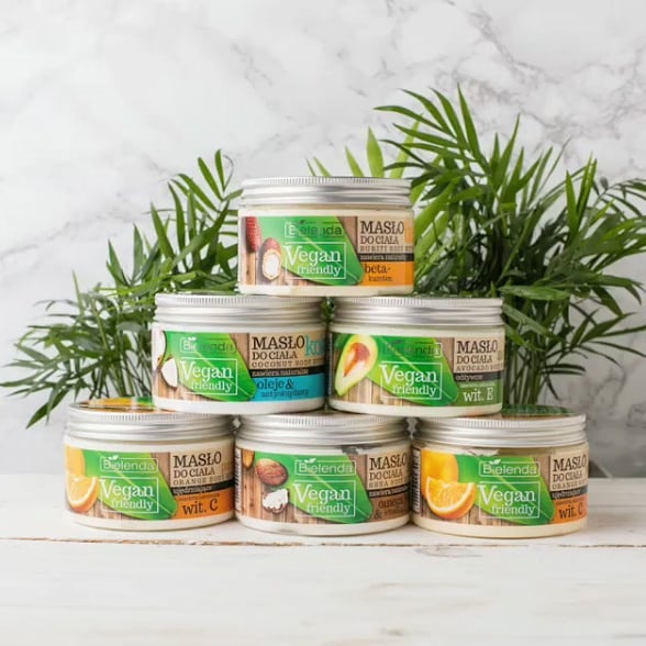 Бархатное кремовое масло для тела с экстрактом апельсина VEGAN FRIENDLY от ТМ Bielenda, обогащенное натуральным ВИТАМИНОМ C &#8212; это идеальный способ улучшить внешний вид и состояние кожи всего тела в гармонии с природой.