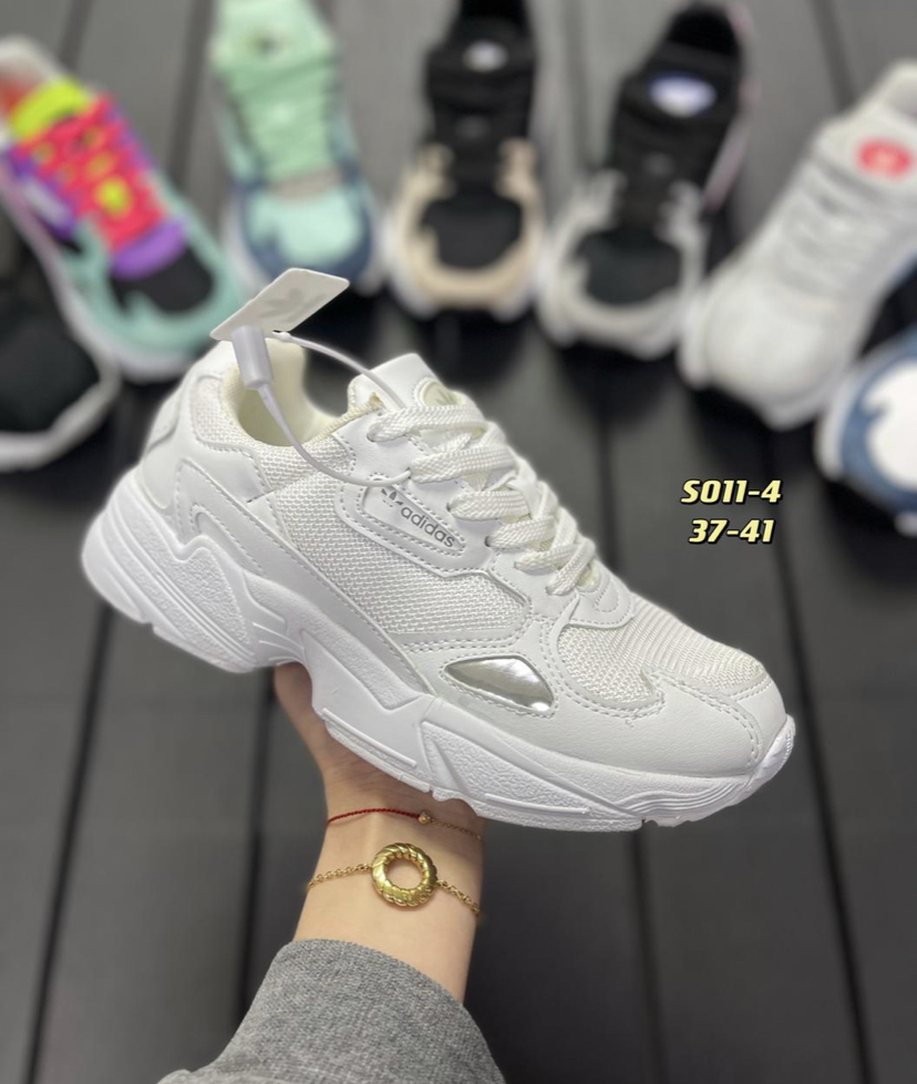     40(25) Adidas Falcon!    