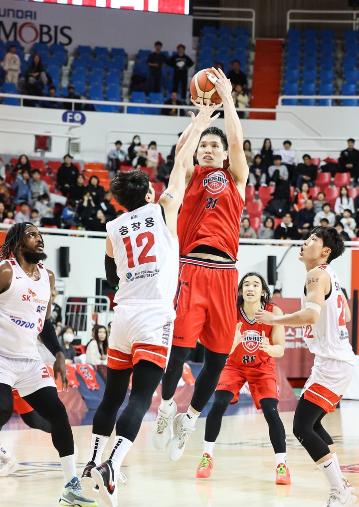 Professional basketball coach Jeon Hee-cheol's 100th win, Jang Jae-seok's first 3-point shot was blocked