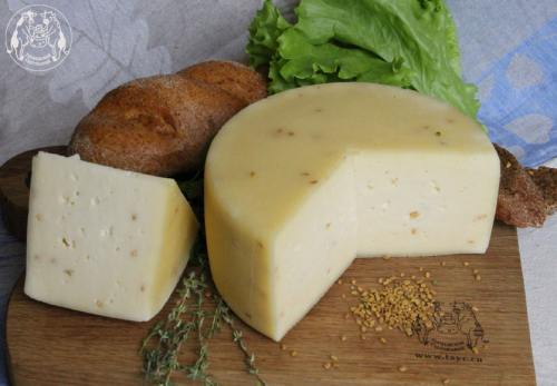 Качотта - очень известный в Италии столовый сыр, который готовится там повсеместно практически на каждой ферме и представлен в великом множестве вариаций. Данный вариант с семенами пажитника(ореховая трава, шамбала).