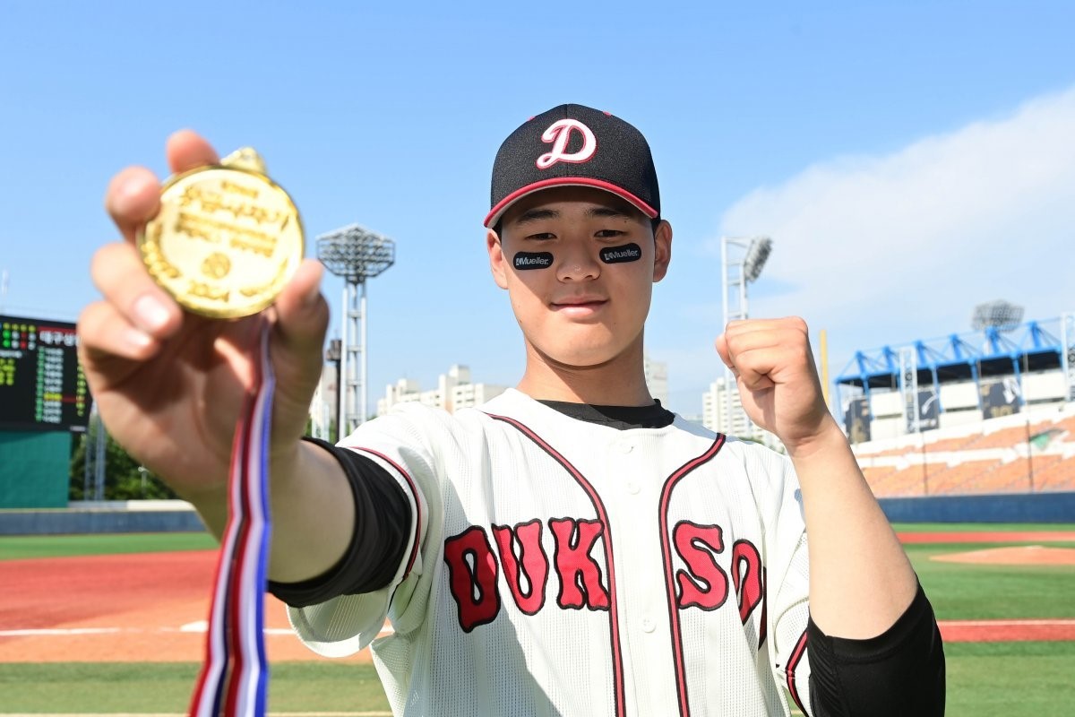 &#8220;I&#8217;ve dreamed of it since I entered school.&#8221; Deoksu High School&#8217;s Jeong Hyun-woo, who had been hoping to win while watching his senior Yang Chang-seop, finally won the Golden Lion trophy!