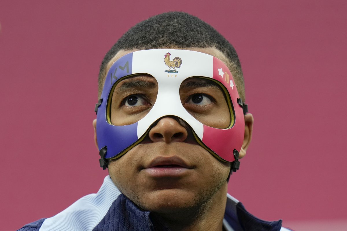 Kylian Mbappe, who suffered a fractured nose, continues training wearing a three-color mask