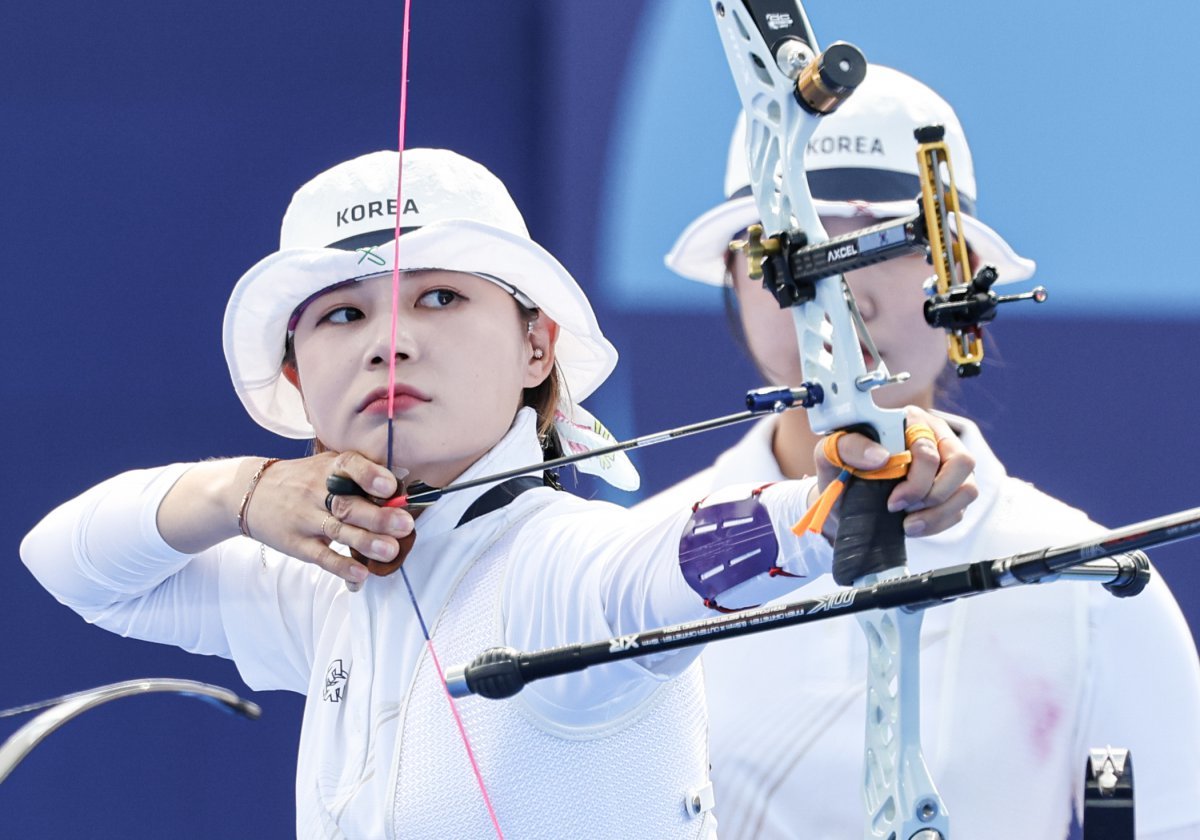 'Eldest Sister of the National Archery Team' Jeon Hoon-young, Refreshing Start Advances to Round of 32 in Individual Event