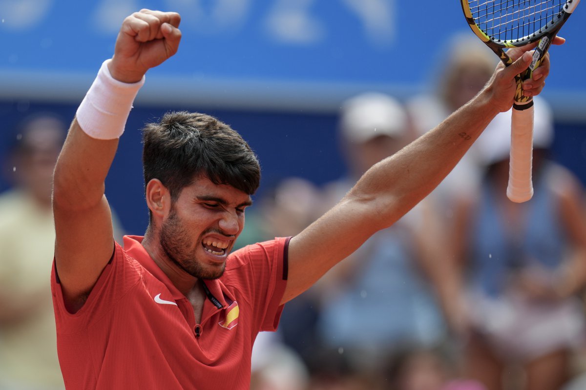 Title contender Alcaraz advances to semifinals of men's singles tennis
