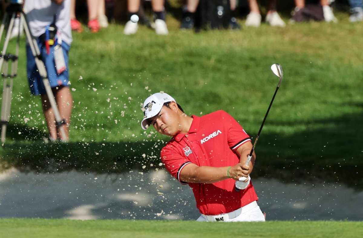 Men's golfer Kim Joo-hyung, refreshing start with 5 under par on the first day