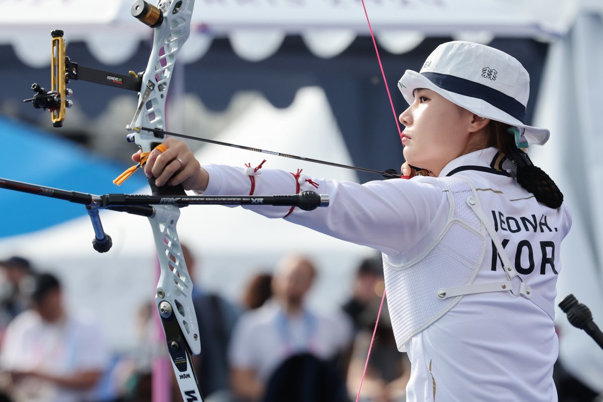 No Blinking Even When Bees Fly Jeon Hoon-young Advances to Round of 16 in Archery Individual Event