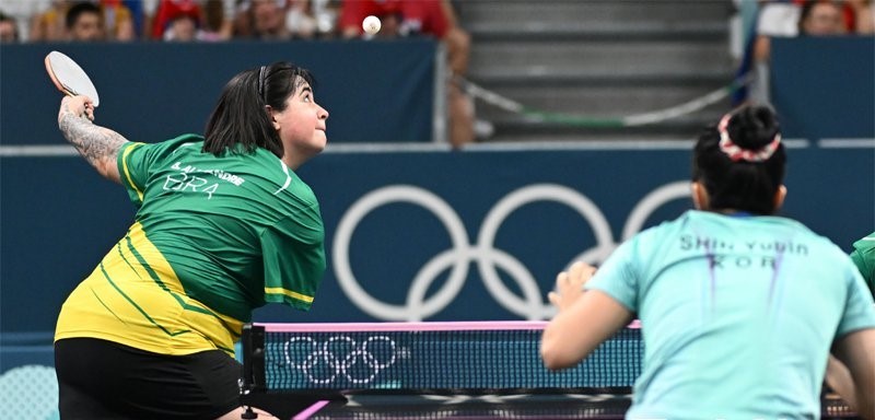 Non-disabled table tennis challenge with one arm Lost the game but won life