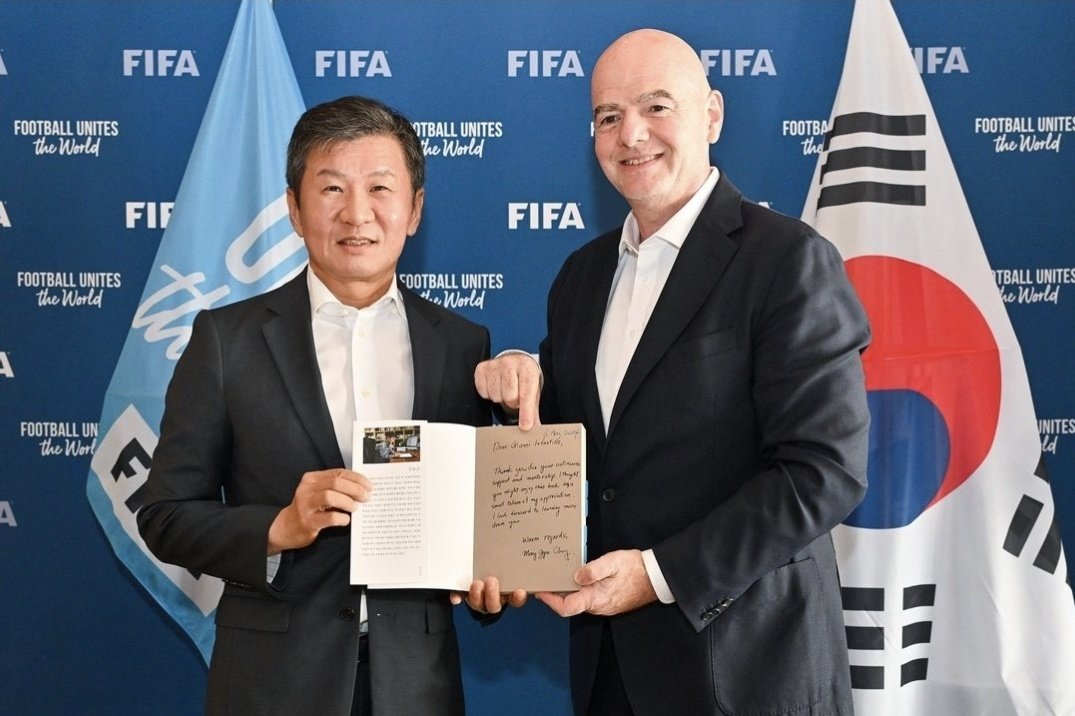 Korea Football Association President Chung Mong-gyu meets FIFA President in Paris presents autobiography with handwritten letter
