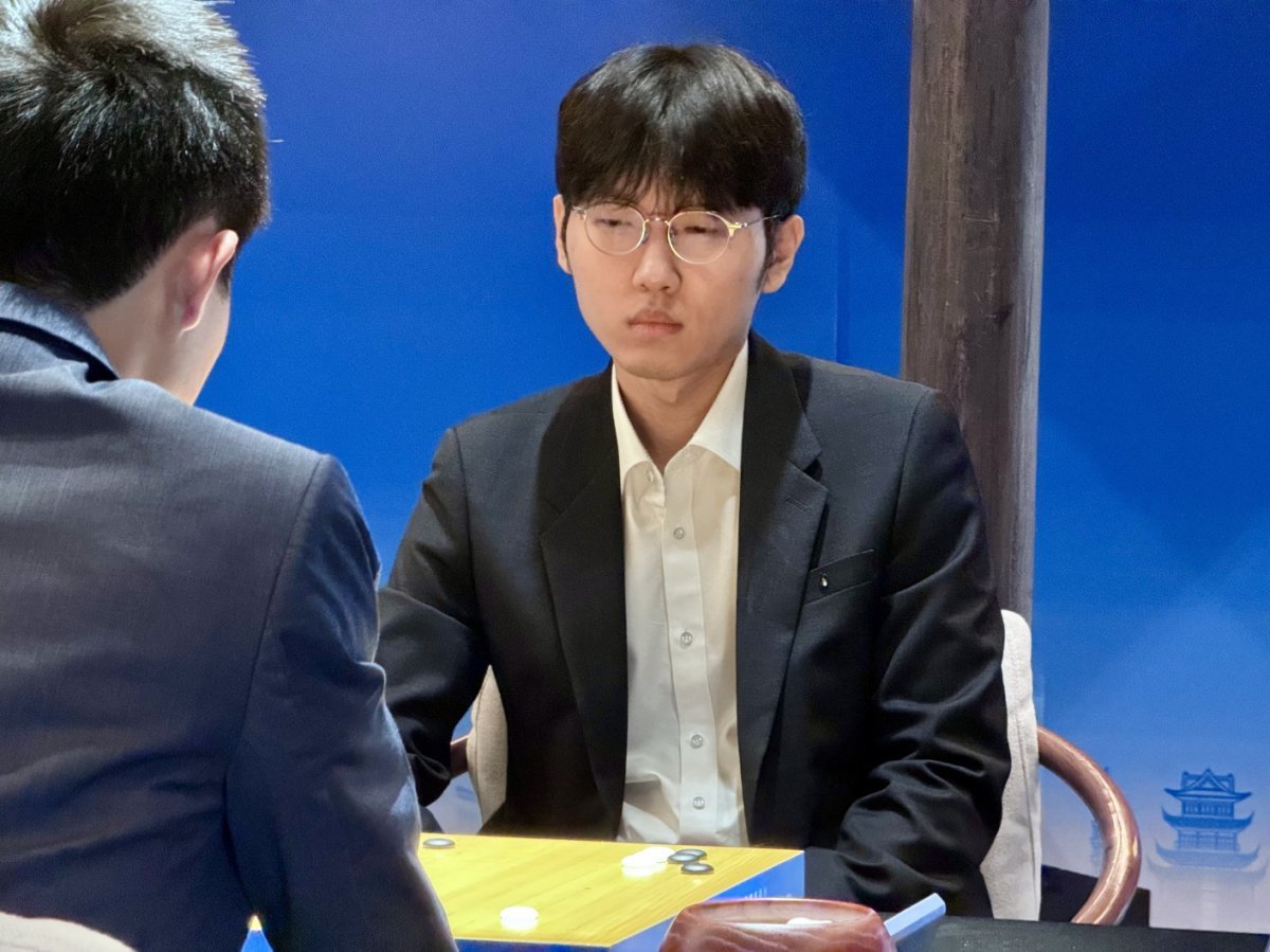 Shin Jin-seo 9-dan, Ranker Cup Winner 2 Consecutive Wins Against Gu Zihao 9-dan