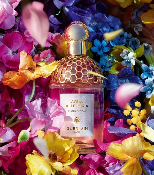 НОВИНКА! Guerlain Aqua Allegoria Florabloom - Вдохновленное редким природным явлением, известным как "суперцветение", это творение напоминает разноцветные ковры пустынных цветов, которые так эффектно оживают после обильных осадков!