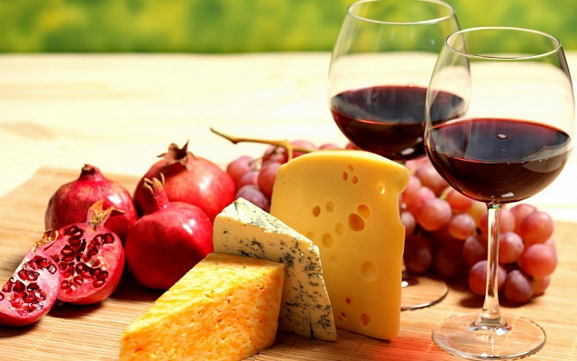 Продуктовая лавка: сыры, колбасы, рыбно-икорная продукция.