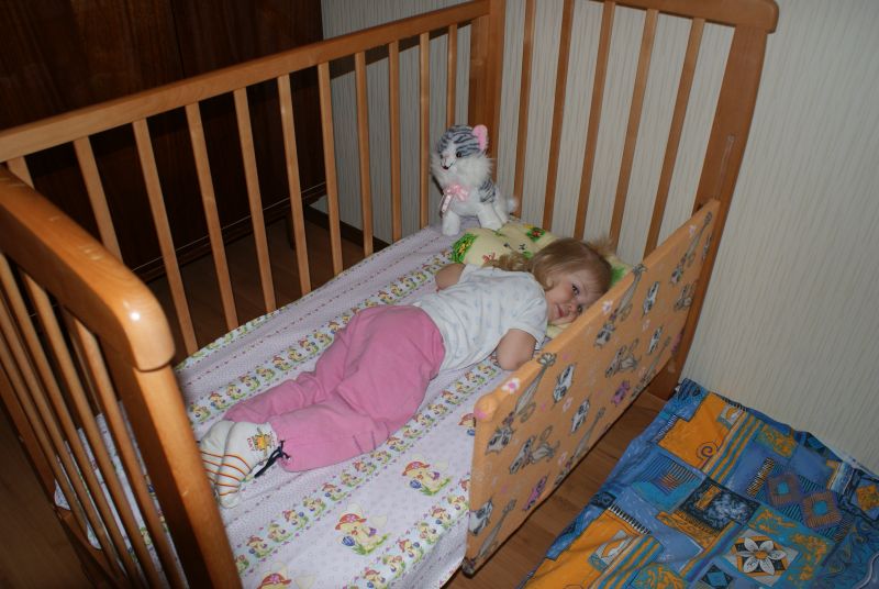 Надо спать кровати. Детская кроватка до года. Ребенок в кроватке. Малыш в детской кроватке. Кроватка с года с бортиками.