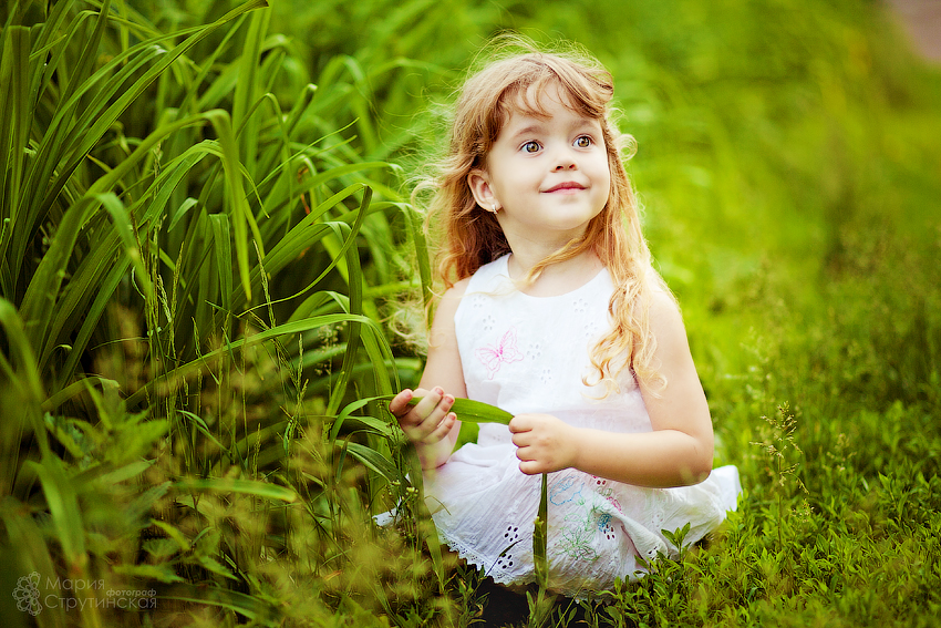 Мороженое лого. Фотографии детей любительские. Улыбающиеся дети непрофессиональная съемка. Девочка с окр. Мороженое лого.