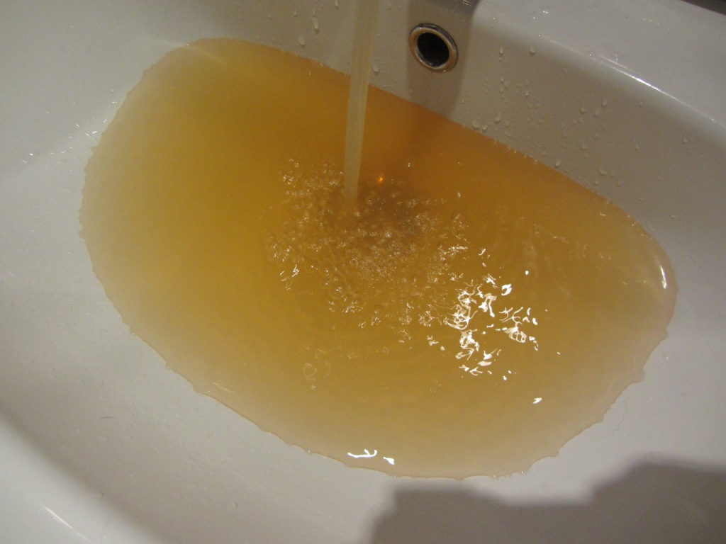 Текут мутные воды. Ржавая вода. Желтая вода из крана. Ржавая вода из крана. Коричневая вода из крана.