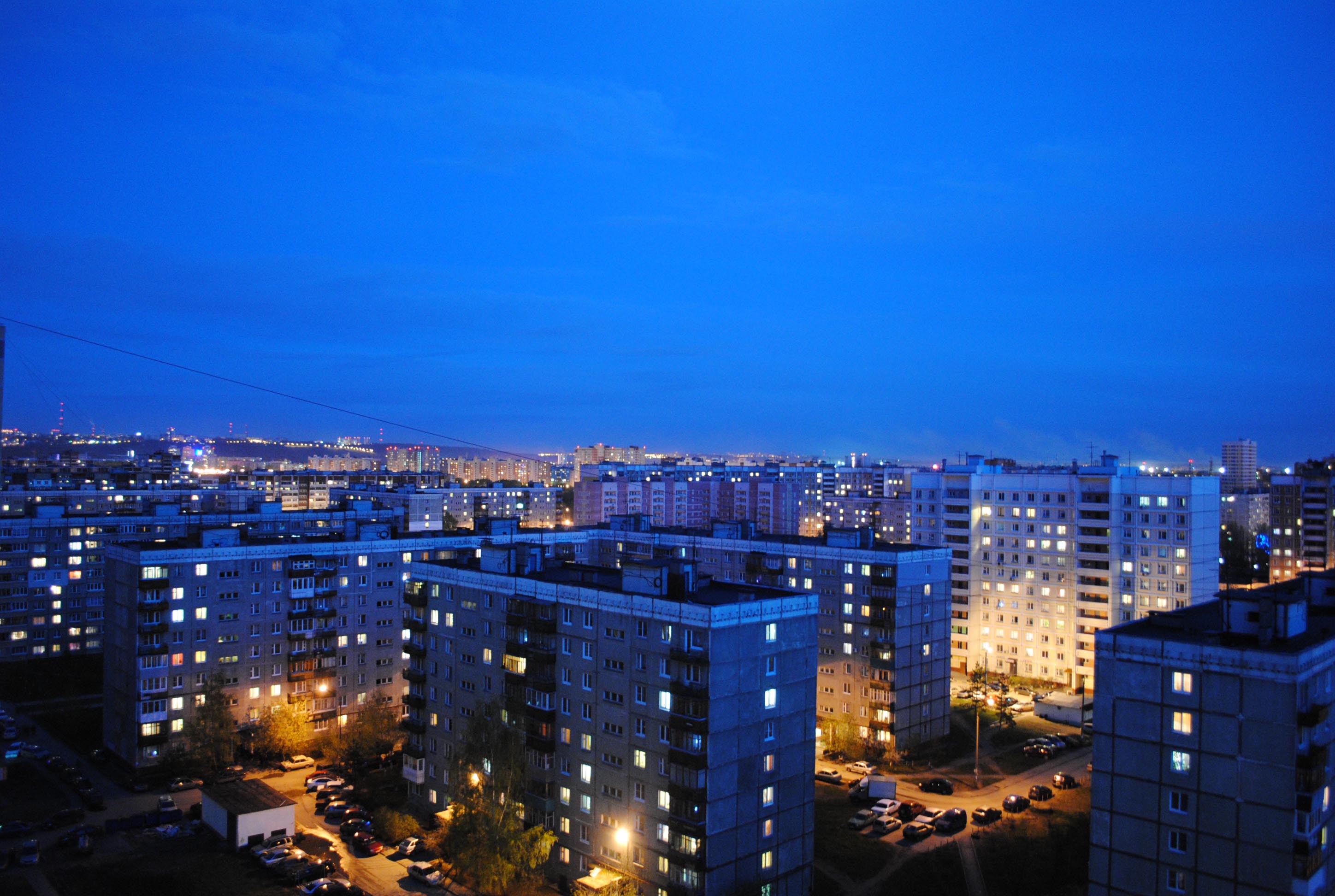 вид с окна салават. девушка возле окна. завтра опять понедельник. хочется завенутся в плед. вид из окна затоп.