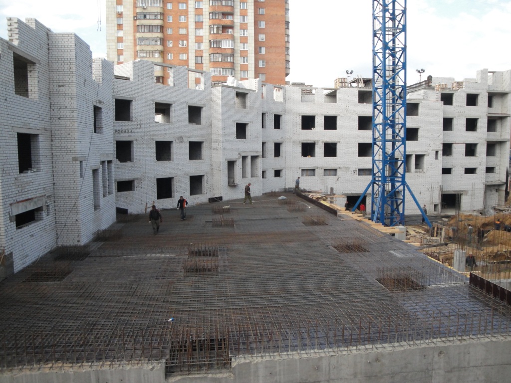 гидроизоляция подземной парковки. строительство подземных автостоянок. двухуровневый подземный паркинг. подземный паркинг. подземная парковка.