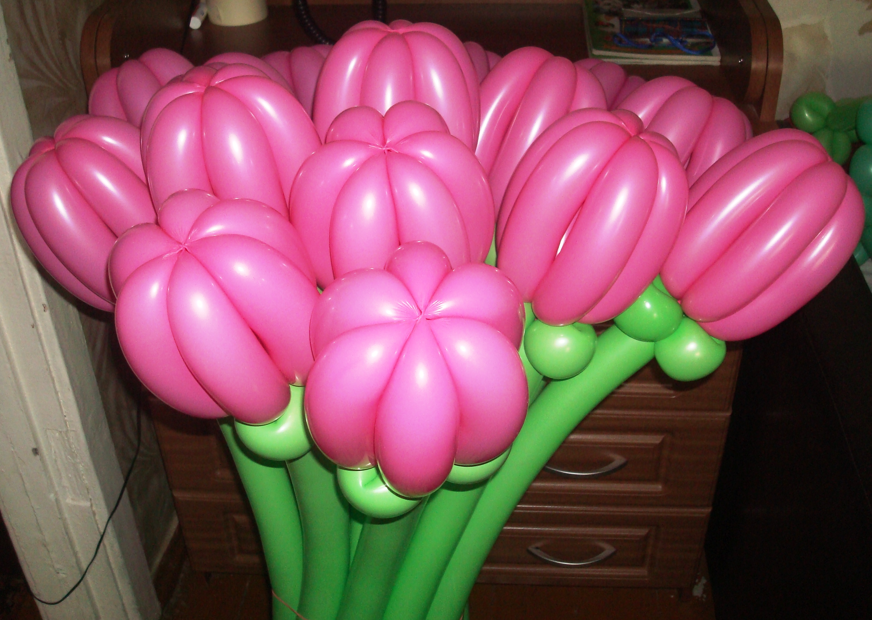 59 шаров. Цветы из шаров. Тюльпаны из шаров. Тюльпаны из ШДМ. Поделки из длинных шариков.
