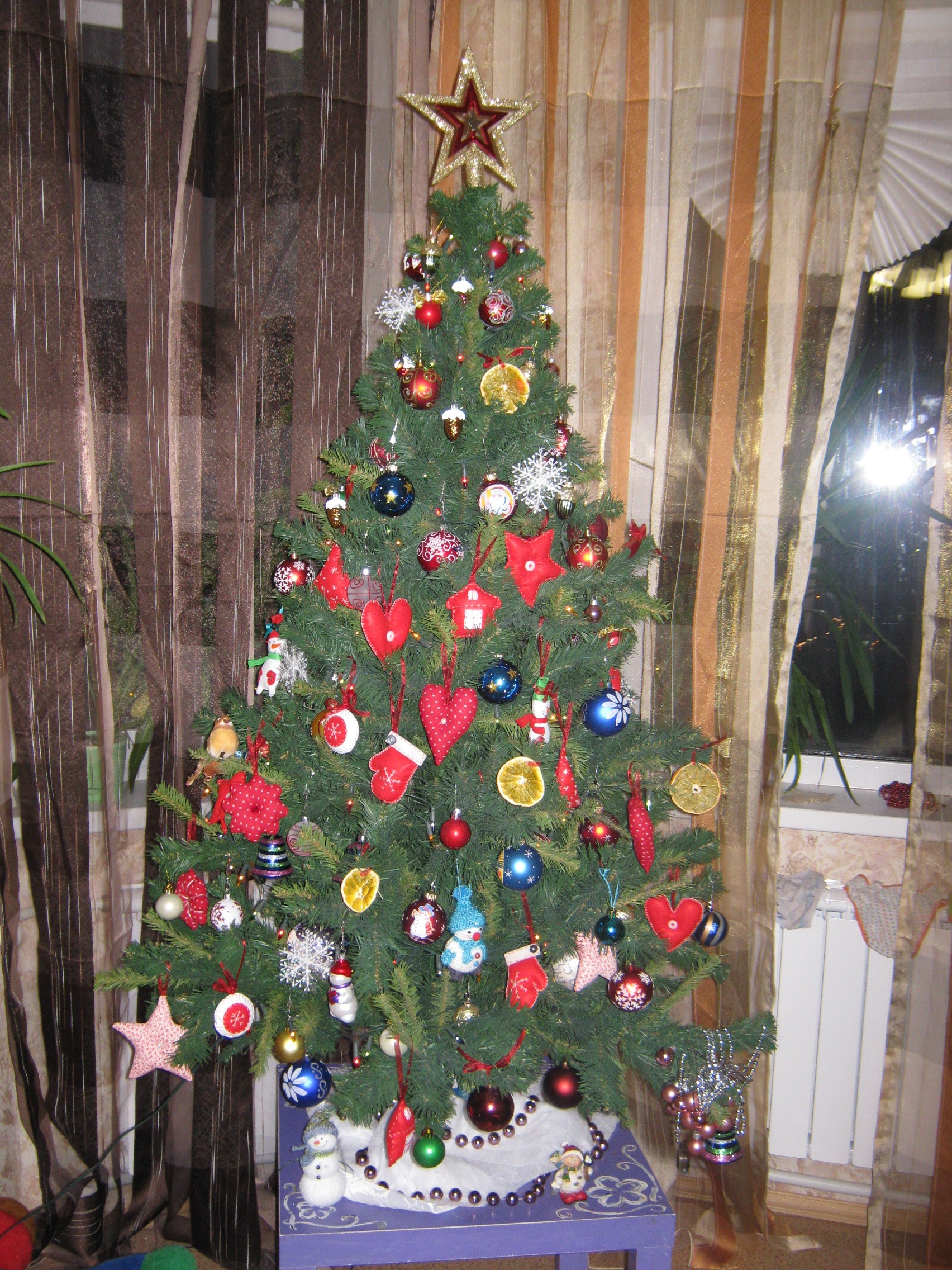 скоро будем наряжать елку. статусы про новый год. виталька фото. хочу елку картинки. грустная елочка.