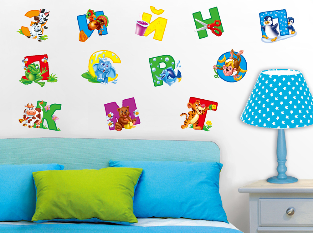 Буква детские на стене. Буквы на стене в детском саду. Буквы в детской комнате. Стены в детской. Наклейки для детской комнаты на стену.