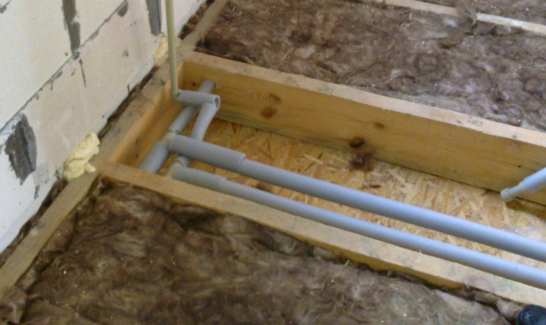 прокладка труб отопления в частном. трубы отопления под полом. трубы под стяжкой пола. трубы отопления в деревянном перекрытии. трубы отопления в деревянном доме.