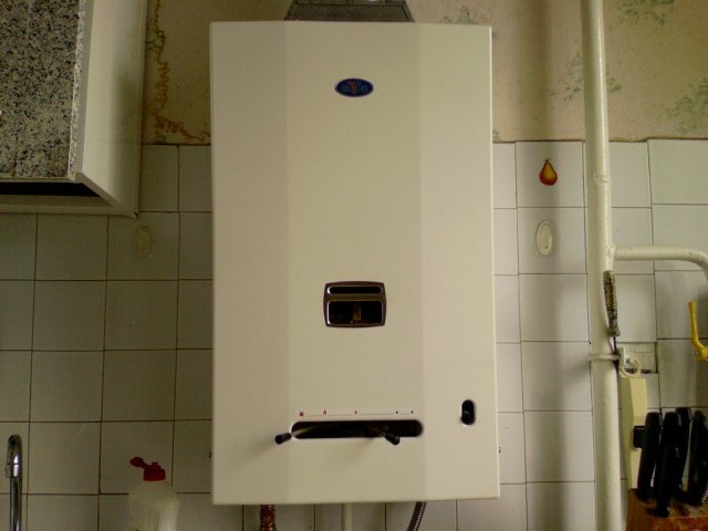 Как поменять газовую колонку старую на новую Дверцы от кухонных шкафов, облицовочный кирпич (остатки), газовая колонка Астра,