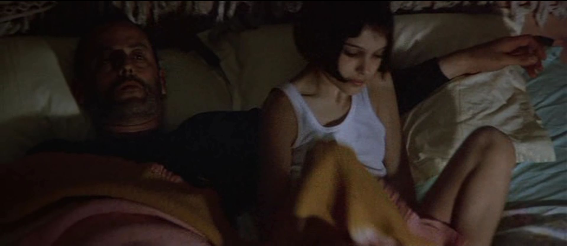 Матильда и Леон спят в одной кровати. 
