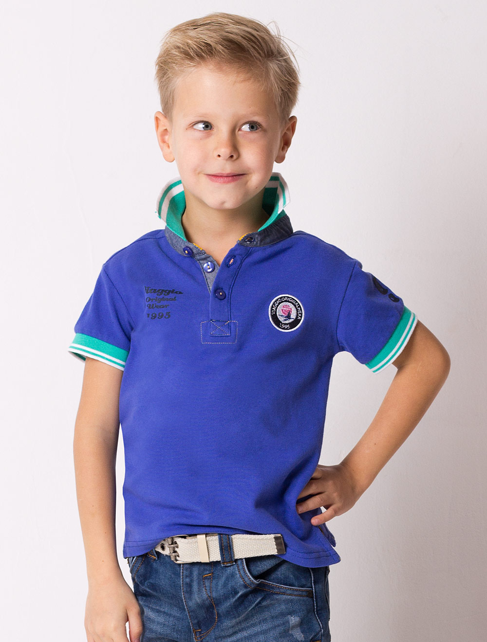 Мальчик новый год. Фотосессия новогодняя 2 года. Новых мальчиков. Рождественский мальчик. Фото мальчик поздравляет девочку.