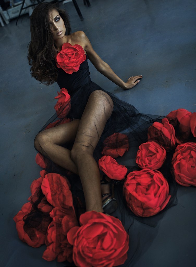 Чувственная красотка. Фотосессия с розами. Девушка с розой. Девушка с красными розами. Девушка в платье с розами.