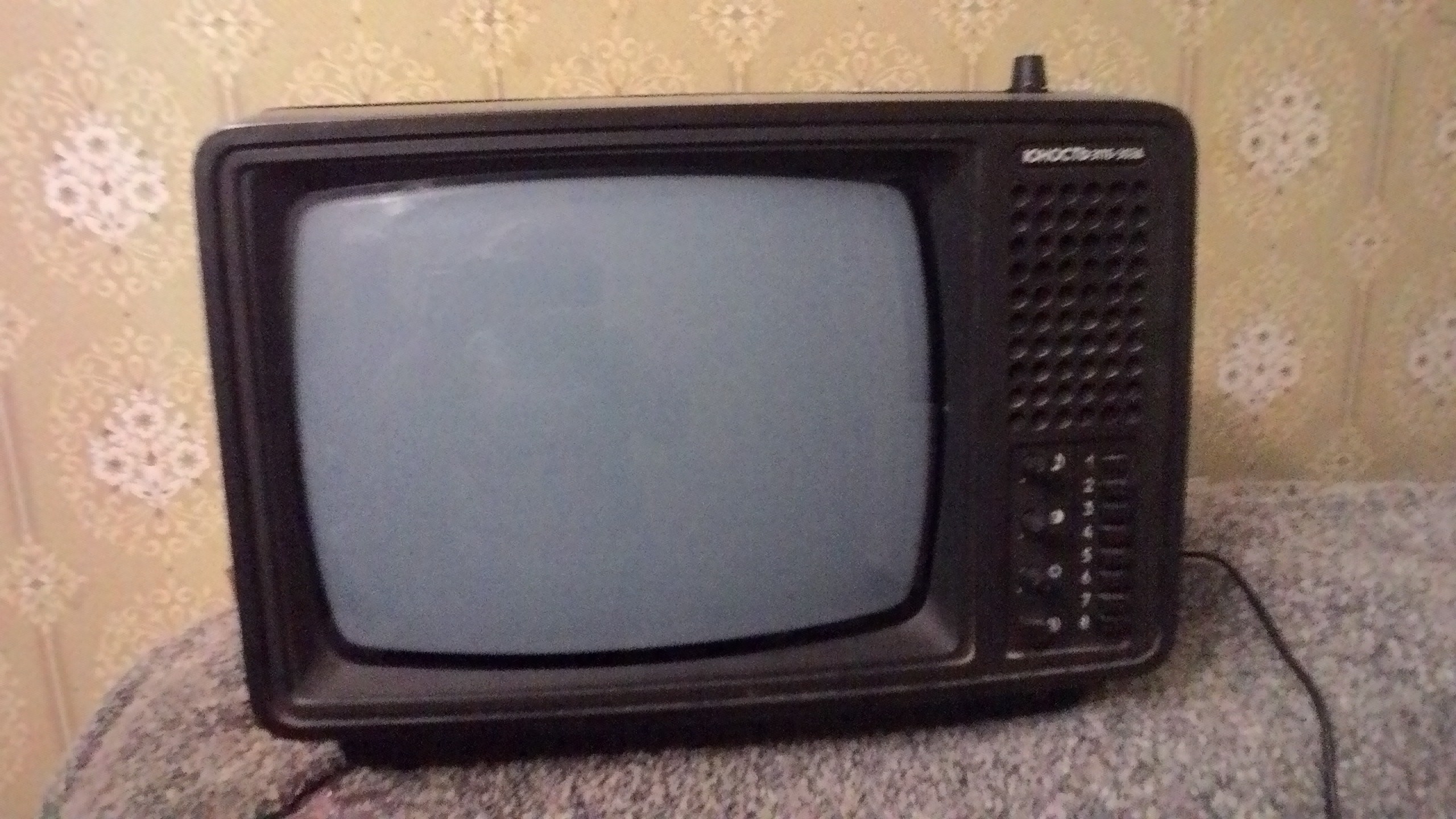 Телевизор 5 букв. Телевизор рекорд ц-280д. Телевизор снежок 303. Телевизор Юность 406 1987. Старый телевизор.