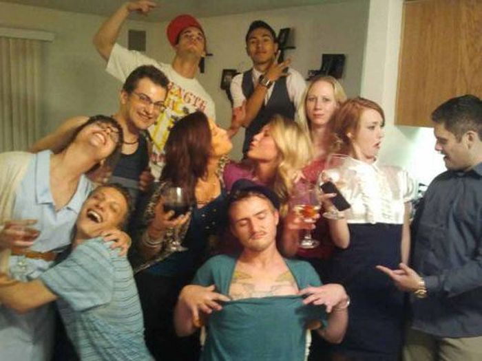 последствия вечеринки. вечеринка с пивом. веселая пьяная компания. угарная вечеринка. парни веселятся.