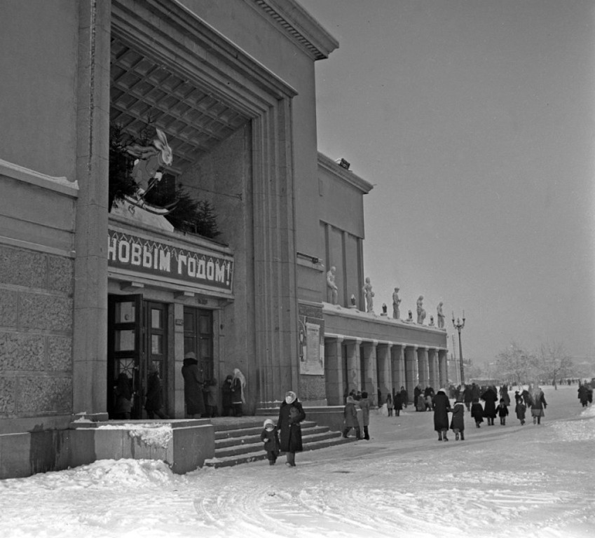 кинотеатр на автозаводе нижний новгород. кинотеатр мир нижний новгород скульптуры. универмаг на автозаводе нижний новгород. кинотеатр мир автозавод нижний новгород. кинотеатр на автозаводе нижний новгород.