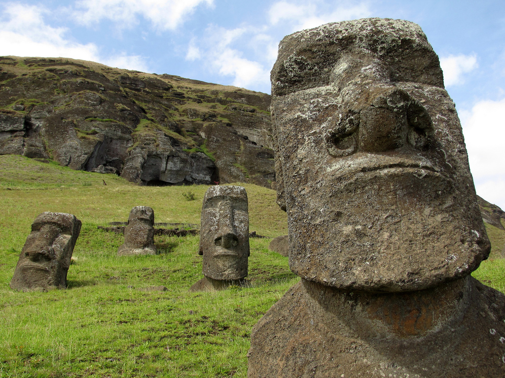 Видео каменные лица. Моаи Стоун. Каменные истуканы острова Пасхи. Идол Моаи Стоун. Остров Пасхи статуи.