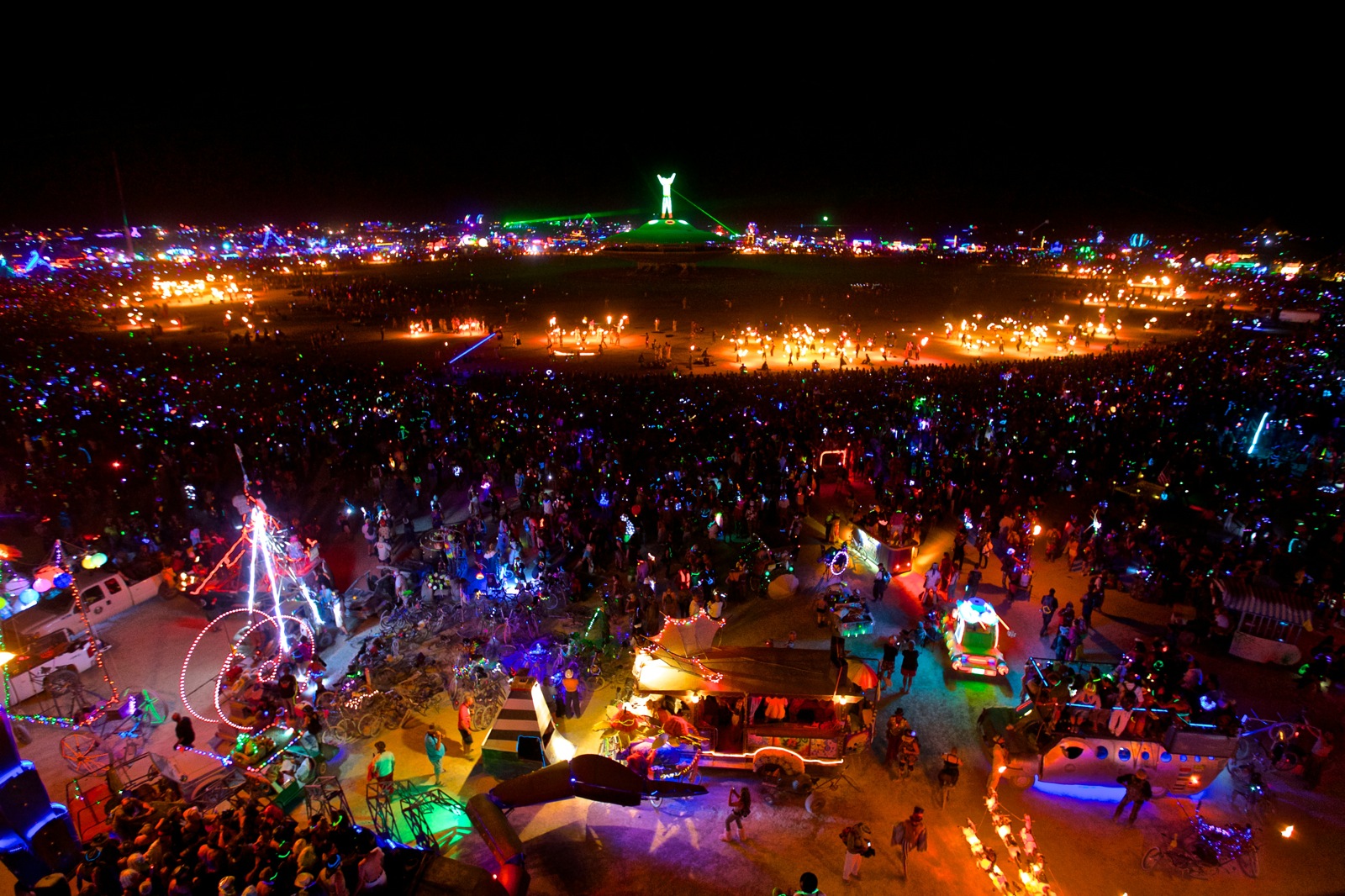 Burning man. Бернинг Мэн фестиваль ночью. Фестиваль Бернинг Мэн в Америке. Блэк рок Невада фестиваль. Берлин Мэн.
