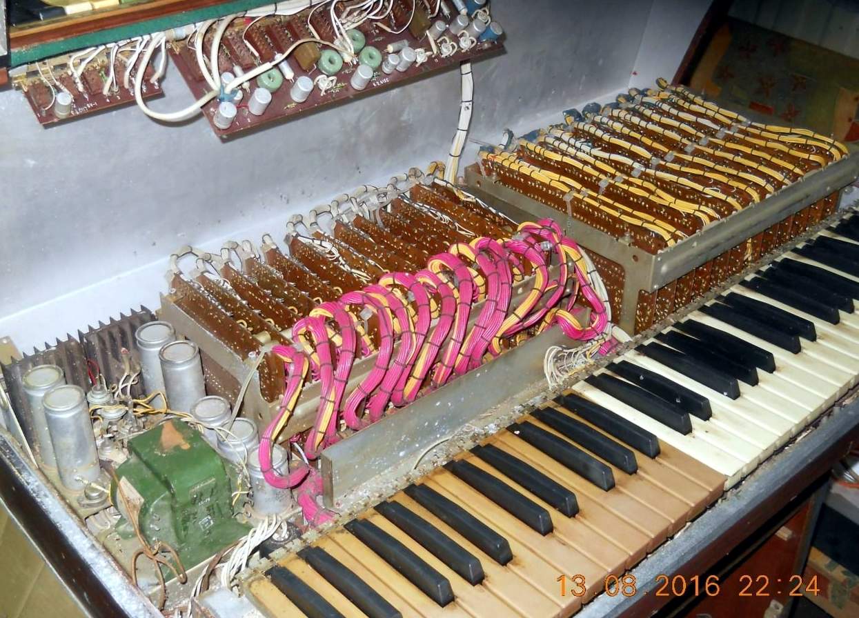 Синтезатор электроника эм-05. Поливокс синтезатор внутри. Синтезатор содержание драгметаллов. Синтезатор содержание драгметаллов. Электроника эм-25 конденсаторы.