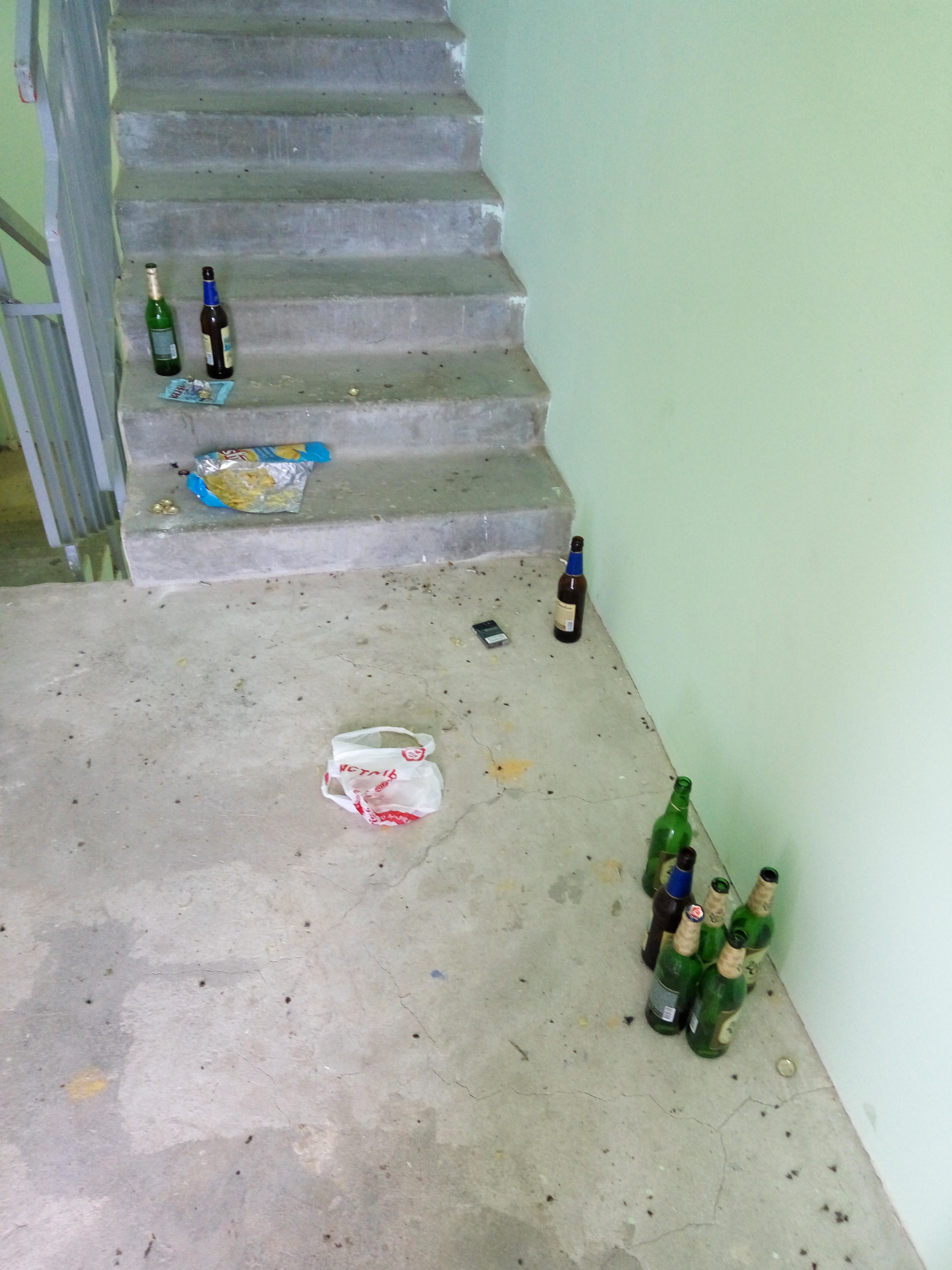 Девушка в подъезде. Мужик спящий в подъезде. Ограбления в подъездах спб. Вырвало в подъезде. Грабители в барнауле в подъезде.