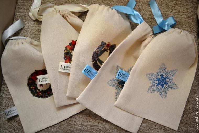мешочек для подарков. бумага для упаковки. тканевые мешочки для упаковки. тканевые мешочки для подарков. упаковка текстильных материалов.