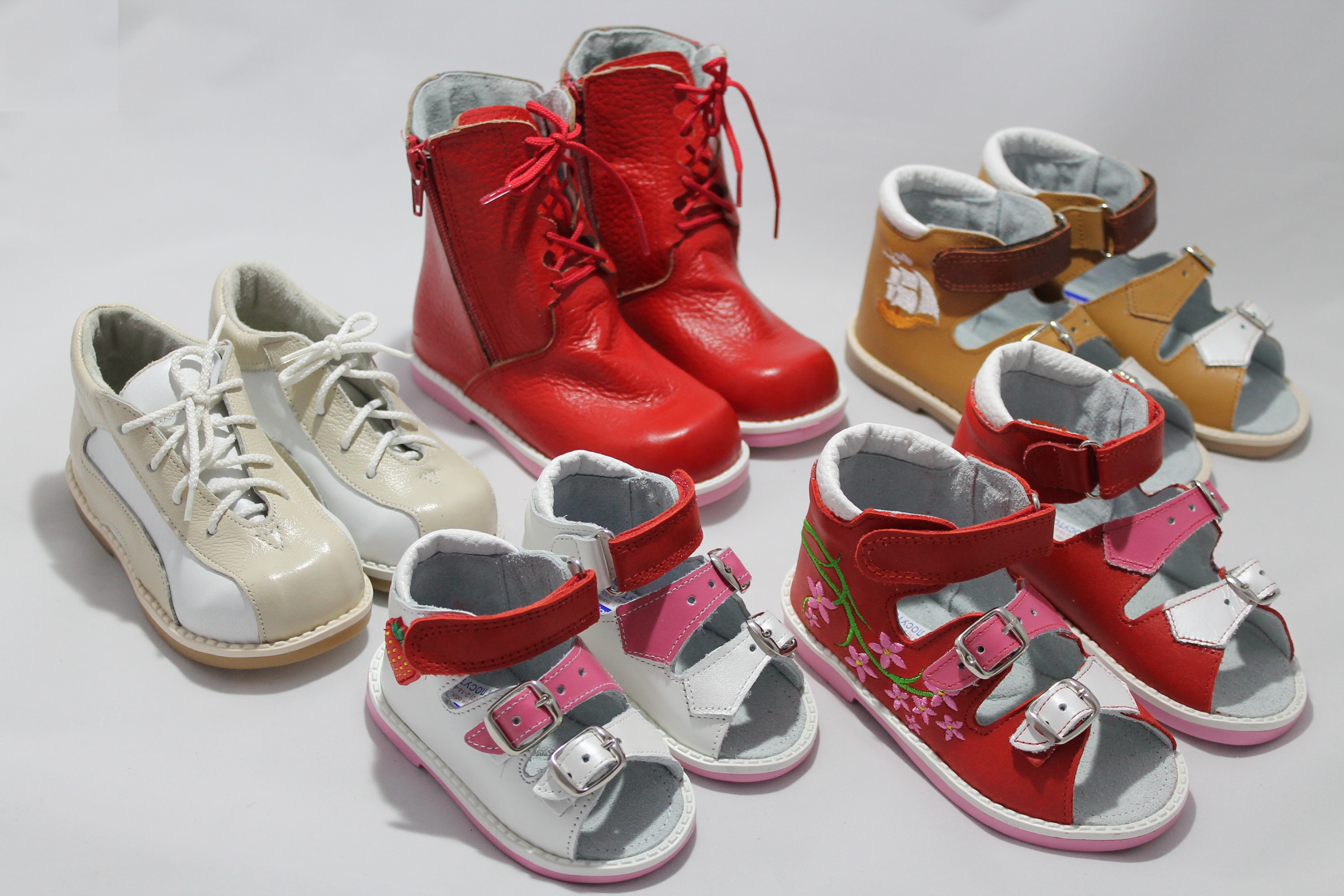 Лучшая обувь для малышей. Детская обувь. Современная детская обувь. Ботинки детские. Ботинки для дети красивые.