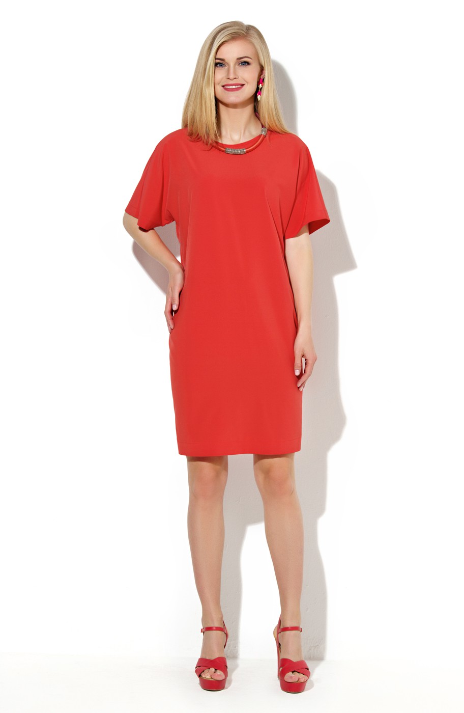 Красное свободное. Donna Saggia платье. Платья Донна Саджия. Красное платье прямого кроя. Красное платье свободного кроя.